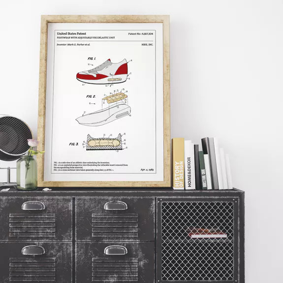 Intérieur tendance avec l'affiche du brevet Nike Air Max de Pitamoon.com, incarnant un style urbain et moderne