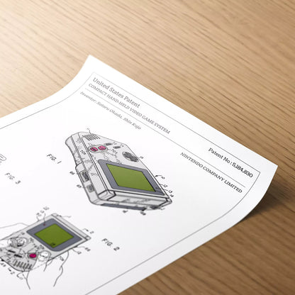 Zoom sur l'affiche brevet de Game Boy - Détails précis et design épuré | Pitamoon