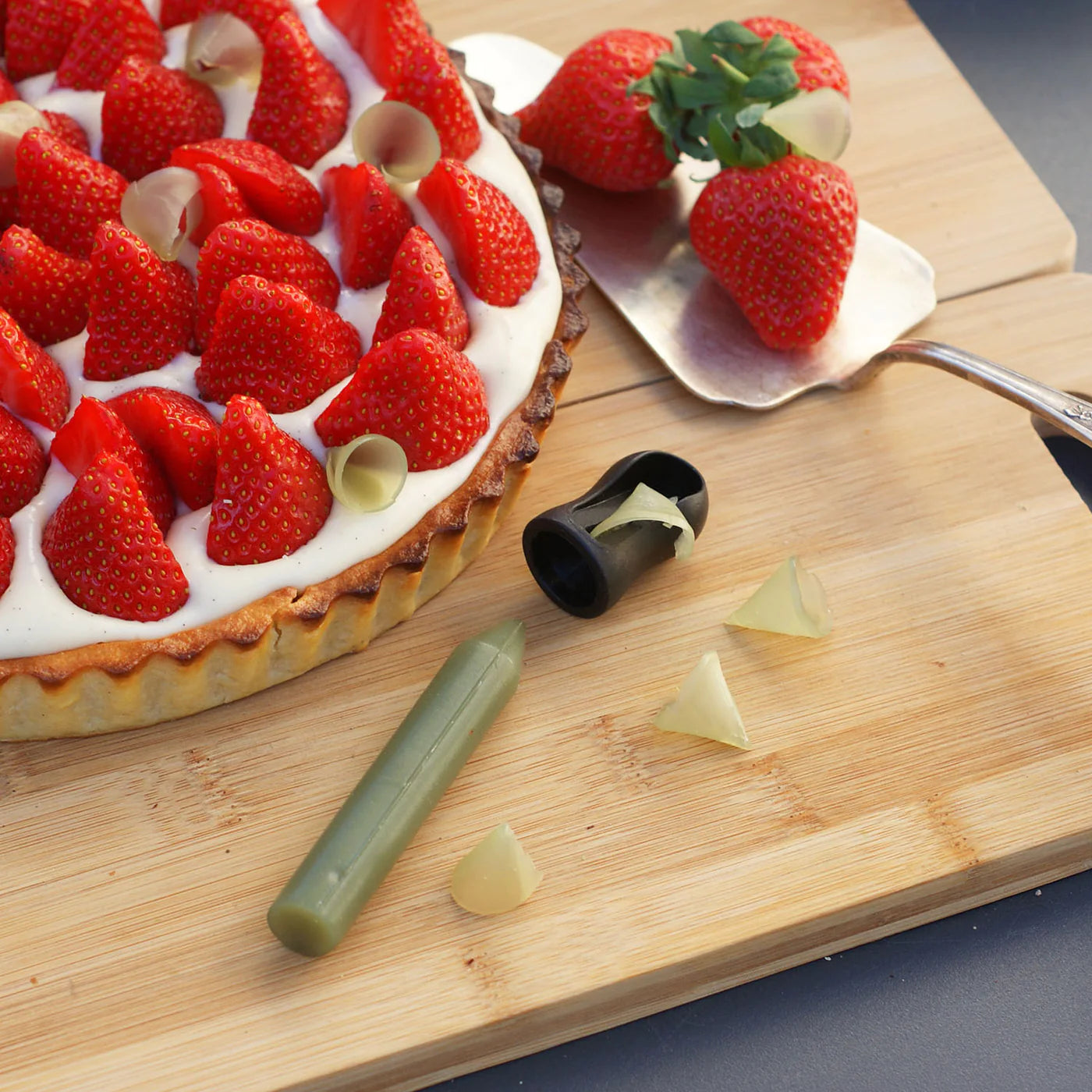 Copeaux d'assaisonnement basilic embellissant une tarte aux fraises