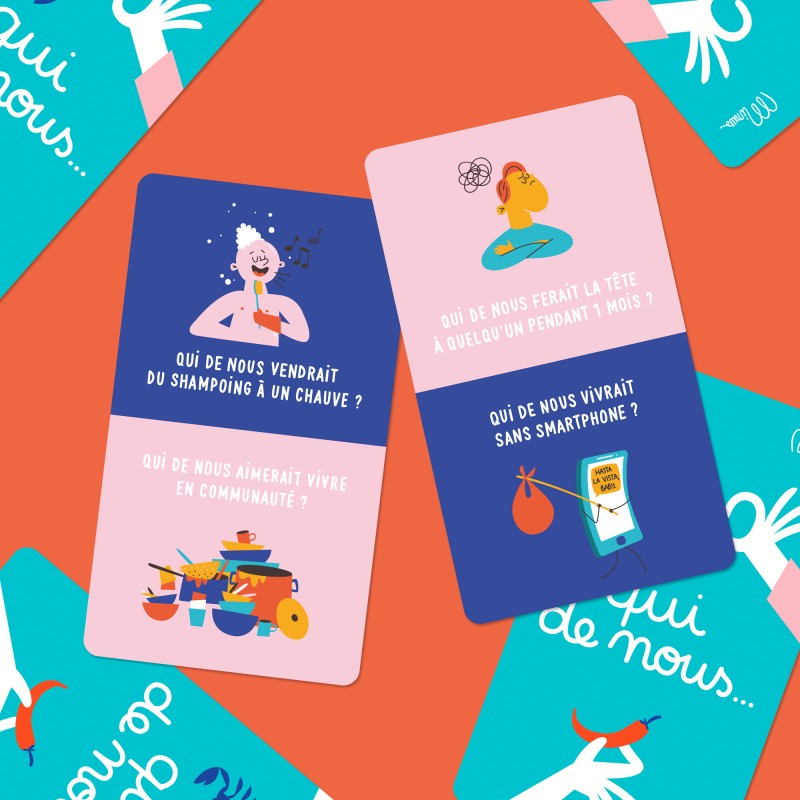 Cartes du jeu 'QUI DE NOUS...' étalées sur une surface, affichant diverses situations improbables pour découvrir les personnalités.